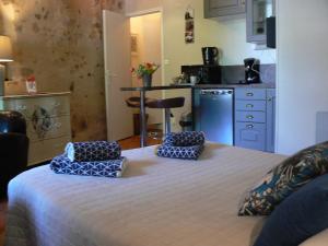 - une chambre avec un lit doté de 2 oreillers bleus dans l'établissement Logis LouisBlanc, Muraille Romaine, lit Queen-Size, Centre Ville, au Mans