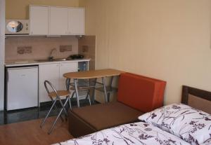 een kleine kamer met een tafel en een keuken bij Royal Studio Apartment in Boedapest
