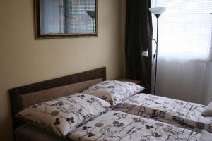 een bed met twee kussens in een slaapkamer bij Royal Studio Apartment in Boedapest