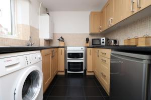 Gallery image of Home from Home by StayStaycations in Quedgeley