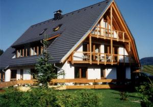 ein großes Holzhaus mit einem Gamer-Dach in der Unterkunft 4-Star Holiday House Rösslewiese in Hinterzarten