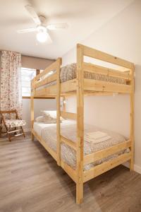 Un dormitorio con dos literas en una habitación. en Apartamento Alta, en Valencia