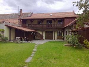 Ein Garten an der Unterkunft Na Letnim byte