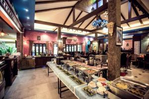 un restaurante con una línea de buffet con comida a la vista en Buraphat Resort, en Chiang Dao