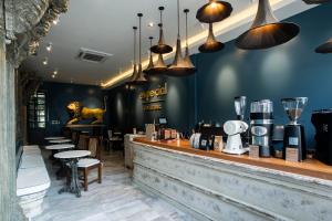 Příslušenství pro přípravu čaje a kávy v ubytování The Bridge An Eclectic Luxotel
