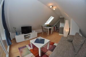 TV a/nebo společenská místnost v ubytování Ferienhaus Müritzzauber / 1 Zimmer Dachgeschoss-Appartement + 2 fotografie