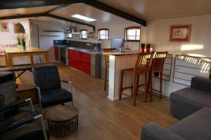 a kitchen and living room with a table and chairs at Boathotel Rotterdam Anna in Rotterdam +9 photos
