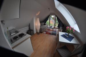 an overhead view of a kitchen and a living room at Ferienhaus Müritzzauber / 1 Zimmer Dachgeschoss-Appartement in Röbel