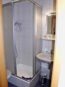 ツェル・アン・デル・モーゼルにあるGästezimmer Hoffmannのバスルーム(シャワー、シンク付)