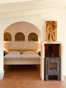1 dormitorio con 1 cama y chimenea en una habitación en Finca Can Jordi, en Felanitx
