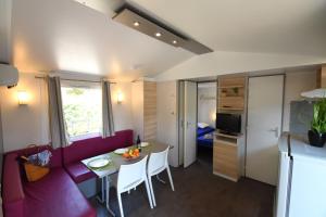 Kuchyň nebo kuchyňský kout v ubytování CAMPING & SPA CAP SOLEIL