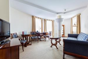 Televízia a/alebo spoločenská miestnosť v ubytovaní Qubus Hotel Wrocław
