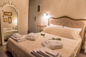 sypialnia z łóżkiem i ręcznikami w obiekcie Kyria Boutique House w Atenach