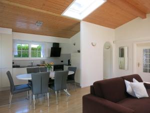 ein Wohnzimmer und eine Küche mit einem Tisch und Stühlen in der Unterkunft Jade B&B in Bouveret