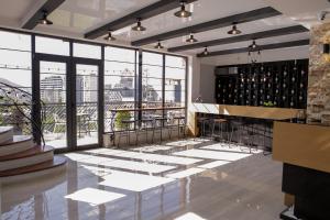 Boutique Hotel في تبليسي: غرفة تذوق النبيذ مع إطلالة على المدينة