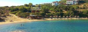 una playa con un cartel que diga bulovo en Elpida Andros, en Batsi