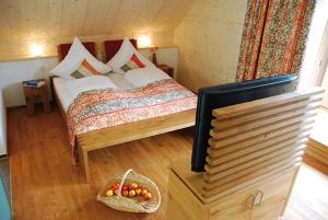 a bedroom with a bed and a basket of fruit at Hotel Gästehaus Speicher in Biberach bei Offenburg