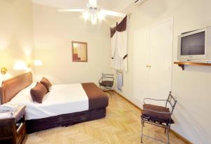 a hotel room with a bed and a tv at Hotel Muñiz in Bahía Blanca