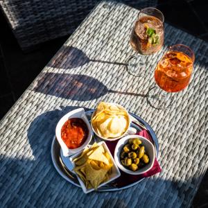 una mesa con un plato de comida y bebida en Hotel Villa Regina en Levico Terme