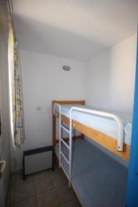 1 dormitorio con 2 literas en una habitación en Residence Caraibes -Cap Coudalere,, en Le Barcarès