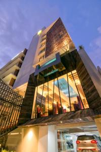 een groot gebouw met veel ramen bij Posto Dormire Hotel in Jakarta