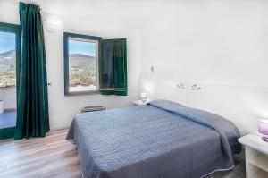 Tempat tidur dalam kamar di Hotel Capo Di Stella