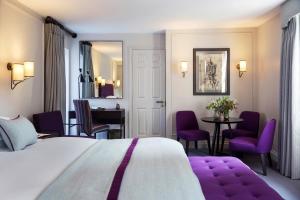 オックスフォードにあるオールド パーソナージ ホテルのベッド、テーブル、椅子が備わるホテルルームです。