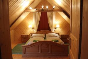 a bedroom with a bed in a attic at Ferienwohnung Zum alten Forsthaus in Messern