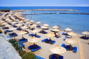 un montón de sombrillas y sillas en una playa en Artisti Elena, en Paralia Katerinis