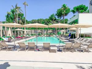a swimming pool with chairs and umbrellas at Hotel Paradiso Garden in Playa de Palma