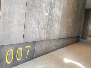 a sign on the side of a building with the number at Hotel Paradiso Garden in Playa de Palma