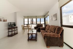 Χώρος καθιστικού στο Apartamentos Villas Flamenco Rentals
