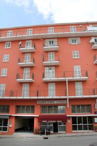 Un bâtiment rouge avec le mot tribunal de l'ambassade dans l'établissement Appartement Sampiero, à Corte