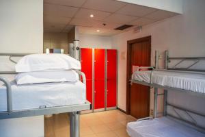 Safestay Barcelona Passeig de Gràcia客房内的一张或多张床位