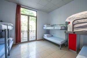Safestay Barcelona Passeig de Gràcia客房内的一张或多张床位