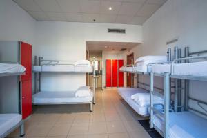 Safestay Barcelona Passeig de Gràcia客房内的一张或多张床位