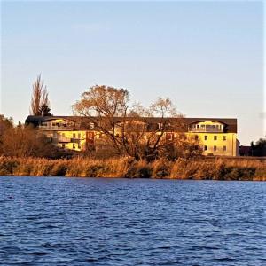 un edificio accanto a un grande bacino d'acqua di Ferienwohnung mit Seeblick a Brandenburg an der Havel