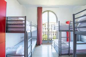 Safestay Barcelona Passeig de Gràcia客房内的一张或多张床位
