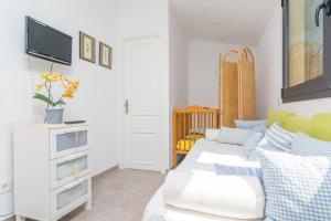 ein Wohnzimmer mit Sofa und Fernseher in der Unterkunft Can Munar in Son Serra de Marina