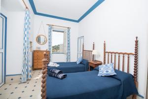 two beds in a room with blue sheets at Can Rei Des Pla in Palma de Mallorca