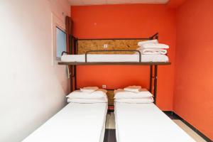 Safestay Barcelona Passeig de Gràcia客房内的一张或多张床位