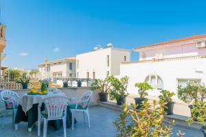 eine Terrasse mit Tisch und Stühlen auf einem Balkon in der Unterkunft Can Munar in Son Serra de Marina