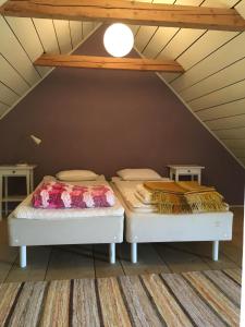 two beds in a room with a attic at Ga Prästgården i Rörum in Simrishamn