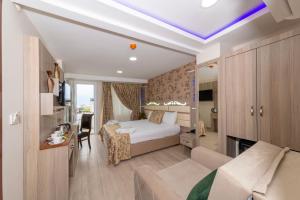Postel nebo postele na pokoji v ubytování Raimond Hotel