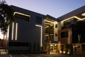 budynek ze światłami na boku w obiekcie Home Suite Hotels Rosebank w mieście Johannesburg
