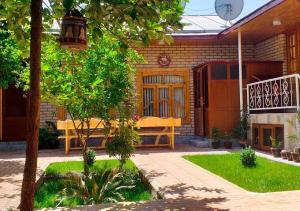 Taman di luar Marhabo Guesthouse