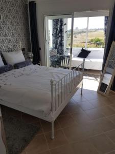Postel nebo postele na pokoji v ubytování Marina Golf, Tanger Emplacement supérieur Juste à côté de la piscine
