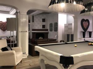 un soggiorno con tavolo da biliardo e divano di SuiteFrattini Private Spa a Roma