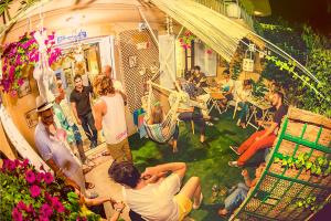 Hostia v ubytovaní The Eclectic Yard home -famous for its Design