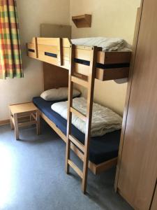 1 Schlafzimmer mit 2 Etagenbetten und 1 Bett in der Unterkunft Jugendherberge Göttingen in Göttingen